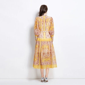 Gelbes Maxikleid im Vintage-Palaststil mit Blumendruck und Taillengürtel
