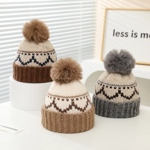 Winter-Strickmütze mit Jacquard-Muster und flauschigem Bommel in drei neutralen Farben