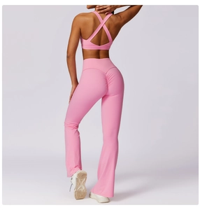 Vista posteriore del reggiseno sportivo rosa e dei pantaloni yoga a vita alta