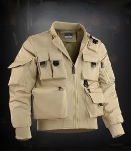 Detail der khakifarbenen Tactical Bomberjacke mit Cargo-Taschen und D-Ring-Hardware
