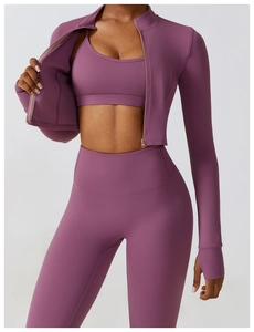 Détail de la veste de yoga violette avec passe-pouces et legging de sport à taille haute
