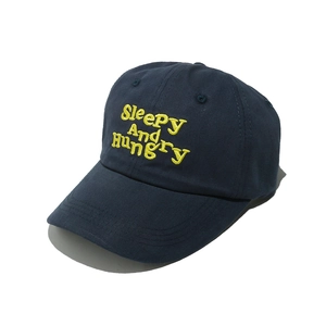 Détail d'une casquette en coton bleu marine avec broderie jaune Sleepy And Hungry