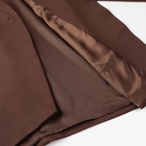 Gros plan sur la doublure marron lisse et la confection de qualité de la veste de blazer