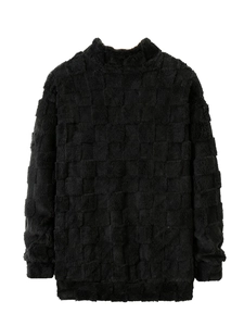 Détail macro du sweat noir à manches longues avec texture gaufrée à damier