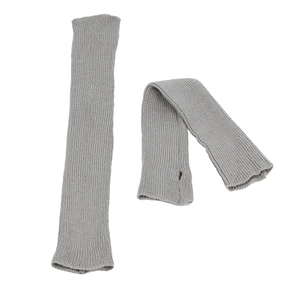 Detailansicht grauer Strickstulpen mit feiner Textur und praktischem Daumenloch-Design