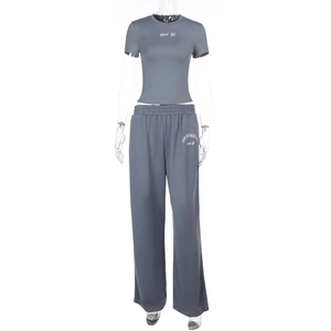 Vue détaillée de l'imprimé Sport Life sur l'ensemble gilet ajusté et pantalon gris foncé