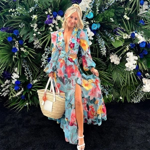 Robe fleurie à manches longues avec dos en V profond, découpes taille et fente haute