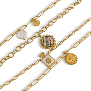 Collana a catena spessa placcata oro 14K con perla e ciondoli a moneta su sfondo bianco