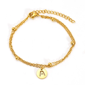 Bracelet double chaîne doré en acier inoxydable avec pendentif lettre A sur fond blanc