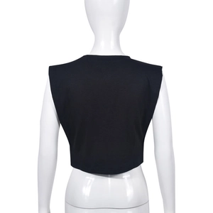 Vista posteriore del crop top nero senza maniche con spalle scoperte e vestibilità slim
