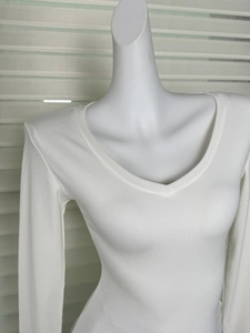 Détail d'un t-shirt blanc à manches longues col en V en tissu modal doux