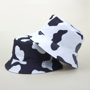 Deux chapeaux bob motif vache en noir et blanc pour une protection solaire décontractée