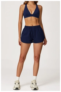 Vue de face d'un ensemble brassière de sport et short taille haute bleu marine