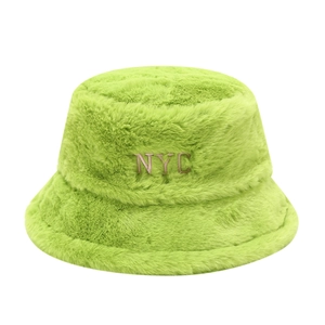 Cappello bucket in ecopelliccia verde erba con ricamo NYC e design caldo e spesso