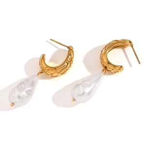 Vintage 18K gold plated teardrop earrings with textured metal and baroque pearls