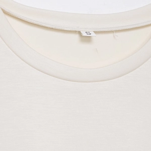 Kurzärmeliges Rundhals T-Shirt für Damen mit Spitzenbesatz und feiner Strickstruktur