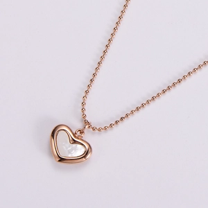 Élégant collier cœur en or rose avec incrustation de nacre sur une chaîne à billes