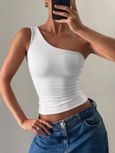 Detailansicht eines weißen One-Shoulder-Yoga-Oberteils mit elastischer Textur