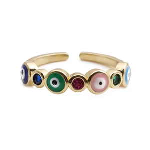 Vue détaillée d'une bague Evil Eye plaquée or avec émail coloré et incrustations de cristaux