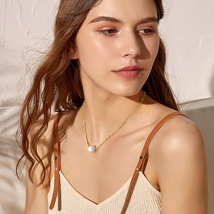 Elegant 925 sterling silver necklace featuring a Baroque pearl pendant on a model