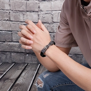 Bracciale da uomo in pelle intrecciata con chiusura magnetica e barre in metallo