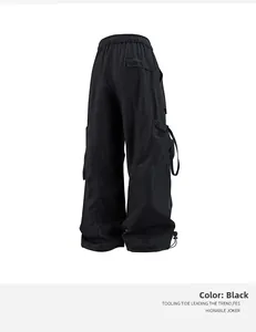 Dettaglio dei pantaloni cargo neri con elastico in vita e coulisse regolabile