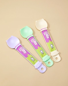 Détail de cuillères distributrices de friandises pour chat avec poussoir coulissant