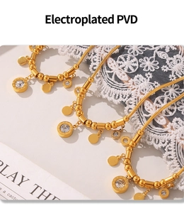 Détail de la chaîne plaquée or PVD avec disque à chiffres romains et pendentif zircon