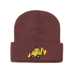 Dettaglio del ricamo di un escavatore giallo su un cappello di maglia marrone bimbi