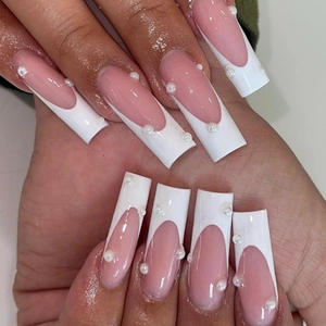 Faux Ongles Press On Extra Longs Forme Cercueil French Tip Blanc Rose Nude Avec Künstliche Perles Design Résine Brillante Pour Femmes Manucure