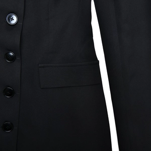 Dettaglio di quattro bottoni neri e patta della tasca su un abito blazer aderente
