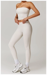 Détail de l'ensemble de yoga blanc taille haute en tissu brossé et texture élastique