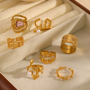 Elegant 7-piece gold ring set with pearls and pink zircon in a premium velvet box
