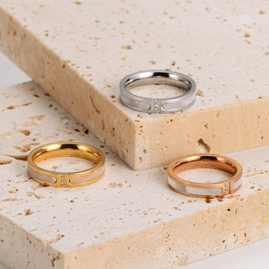 Polierter Edelstahlring mit Perlmutt und drei Steinen in Gold Silber und Roségold Tönen