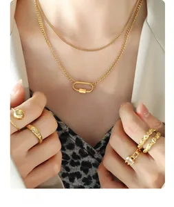 Nahaufnahme einer zweilagigen Kette mit U-Anhänger und Goldringen am Modell