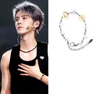 Bracciale di coppia in acciaio al titanio con ciondoli L H 7 in argento e oro