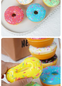 Détail de beignets squishy en PU colorés à rebond lent pressés sur un plateau blanc