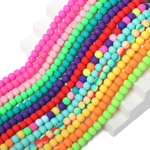 Bunte 8mm Tontonscheiben-Rundperlen auf weißem Display für DIY-Schmuckherstellung