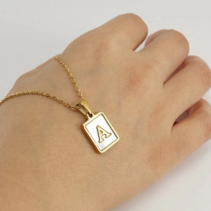 Collier rectangle doré avec nacre et lettre A sur chaîne fine en acier inoxydable