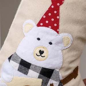 Chaussette de Noël avec motif ours polaire blanc, chapeau à pois rouges et écharpe