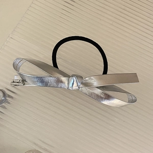 Elastico per capelli con fiocco in pelle argentata e targhetta metallica artigianale