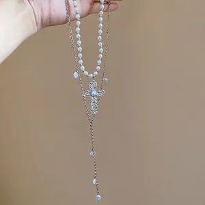Collier double couche argenté avec pendentif croix et perles blanches élégantes