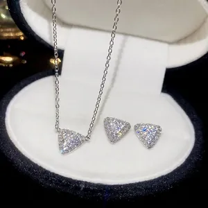 Parure collier et boucles d'oreilles triangle en argent sertie de zircones cubiques pavées
