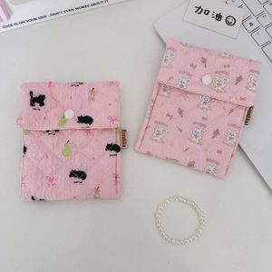 Flache Ansicht der gesteppten rosa Taschen mit süßen Bären- und Blumenstickereien
