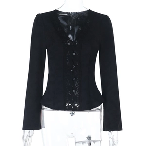 Détail du cardigan noir avec bordure en dentelle, col en V et boutons élégants