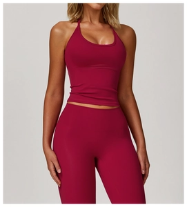 Vue de face de l'ensemble de yoga baie avec brassière dos nu et legging taille haute