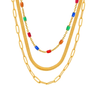 Collier à trois couches en acier titane avec chaînes trombone, serpent et perles colorées