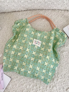 Borsa tote verde a quadri con manici in corda intrecciata e toppa in tessuto
