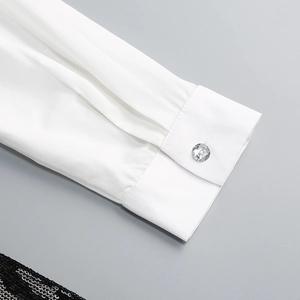 Détail d'un poignet de chemise blanche avec bouton en cristal et texture de tissu