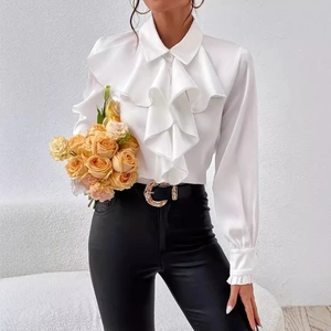 Elegante camicia in raso bianco a maniche lunghe con balze sovrapposte e stile ufficio